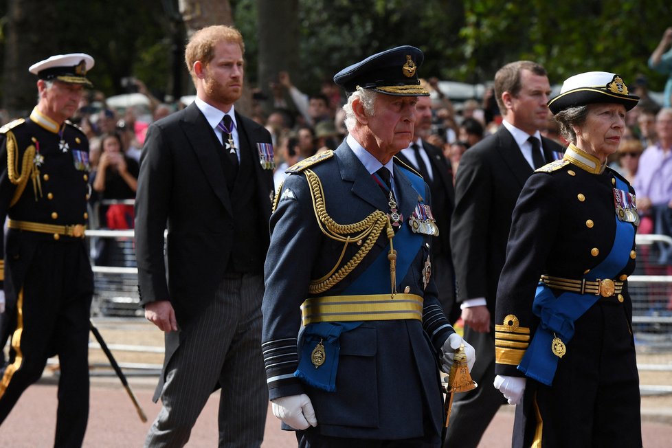 Poslední cesta královny Alžběty II. do Westminsteru - král Karel III., princezna Anna, princ  Harry