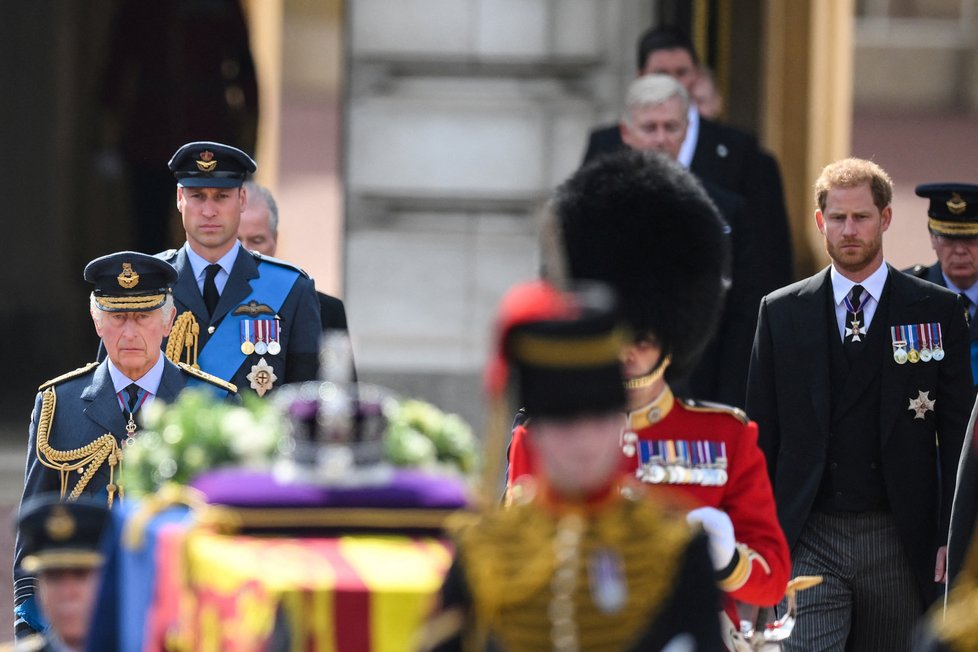 Poslední cesta královny Alžběty II. do Westminsteru - král Karel III., princ William a princ Harry