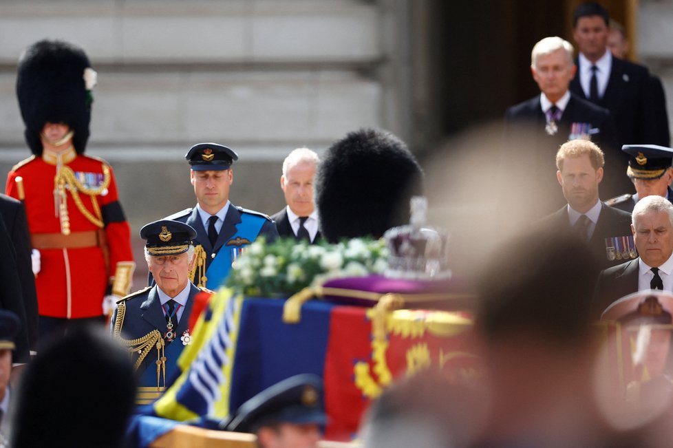 Poslední cesta královny Alžběty II. do Westminsteru - princ William a král Karel III.