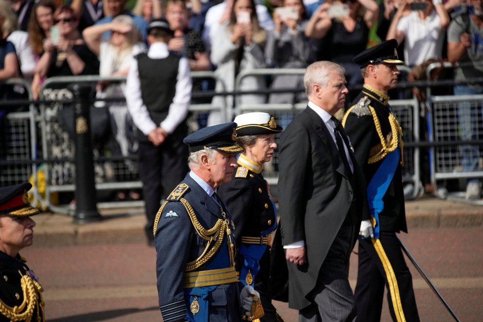 Poslední cesta královny Alžběty II. do Westminsteru - král Karel III., princezna Anna, princ Andrew a princ Edward