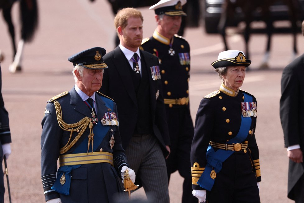 Poslední cesta královny Alžběty II. do Westminsteru - princ Harry