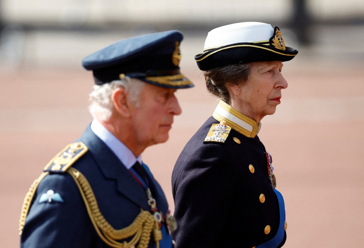 Poslední cesta královny Alžběty II. do Westminsteru - král Karel III. a princezna Anna