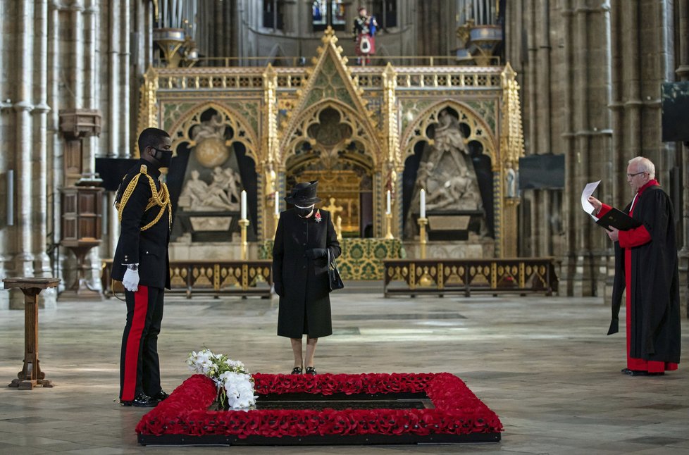 Hygienická opatření doprovázela i ceremoniál, kterého se zúčastnila britská královna Alžběta II. (7.11.2020)