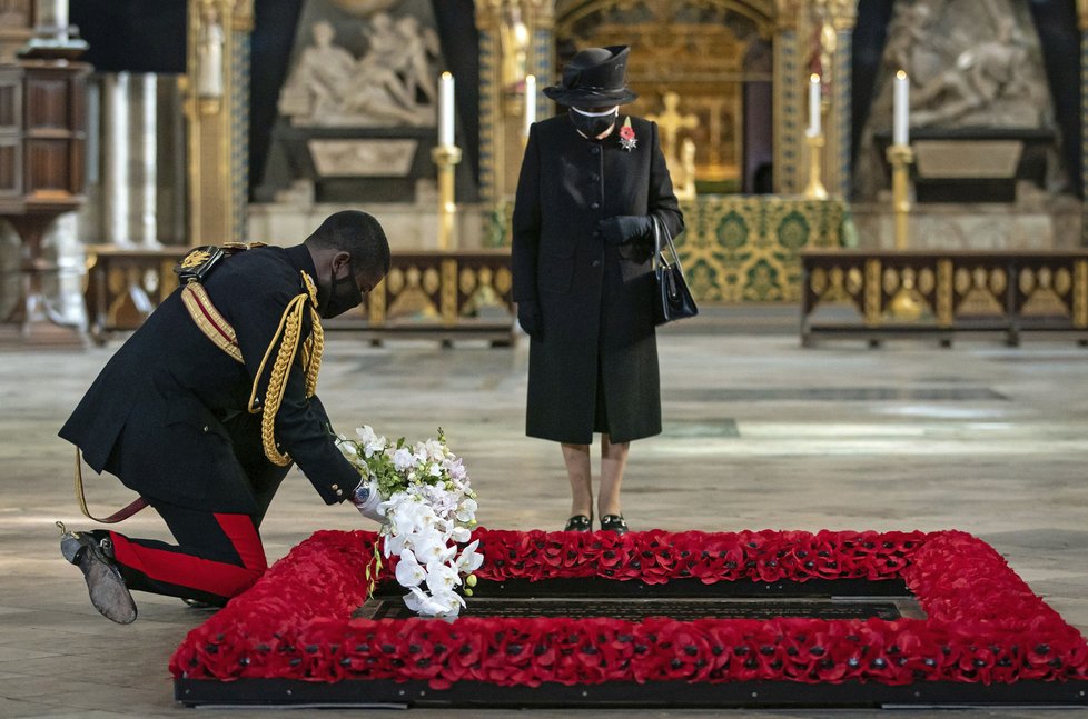 Hygienická opatření doprovázela i ceremoniál, kterého se zúčastnila britská královna Alžběta II. (7.11.2020)