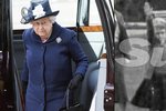 Hajlující královna Alžběta II. Buckinghamský palác hledá viníka, který video ukradl z archivu.