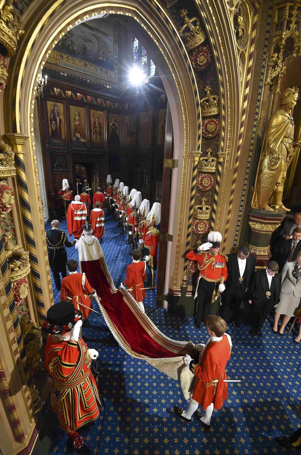 Projev britské královny v parlamentě: Vytáhneme do boje proti radikalismu a terorismu