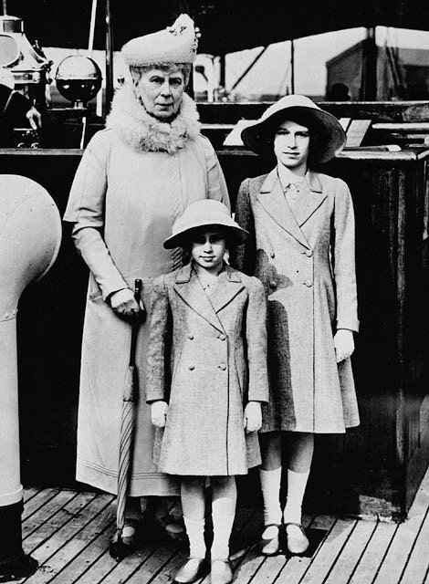 Královna Marie s vnučkami, princeznami Alžbětou a Margaret.