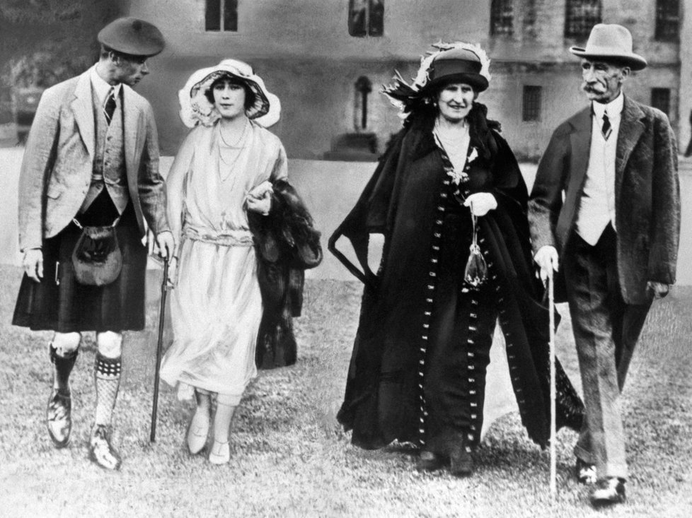 Zleva: Alžbětin otec a matka a její rodiče (cca 1922)
