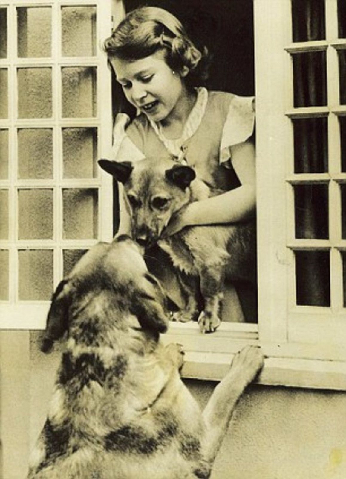 Alžběta s psíky v zahradě rezidence na Piccadilly Street.