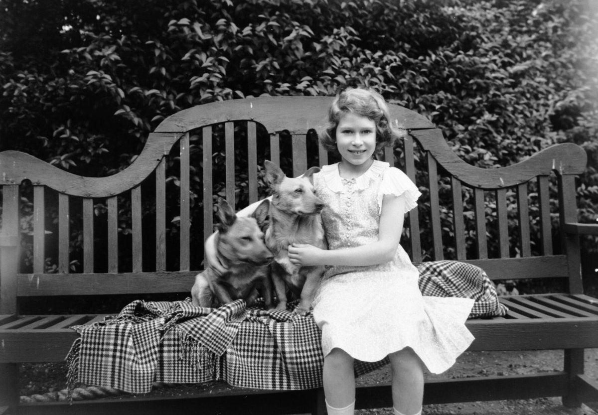 Alžběta s psíkem v zahradě rezidence na Piccadilly Street.
