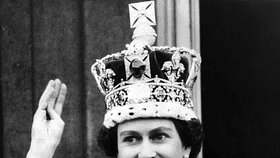 Čerstvě korunovaná královna Alžběta II.