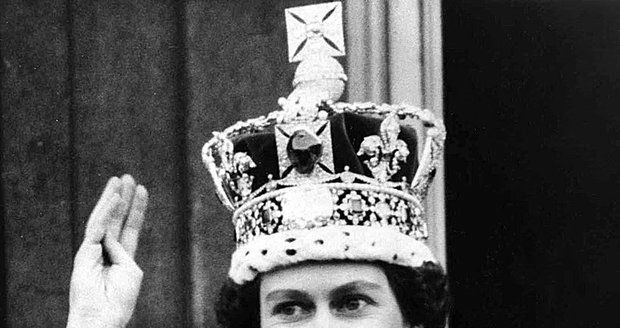Čerstvě korunovaná královna Alžběta II.