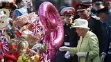 Balonky, salvy i praštěné oblečky: Britové slaví narozeniny Alžběty II.