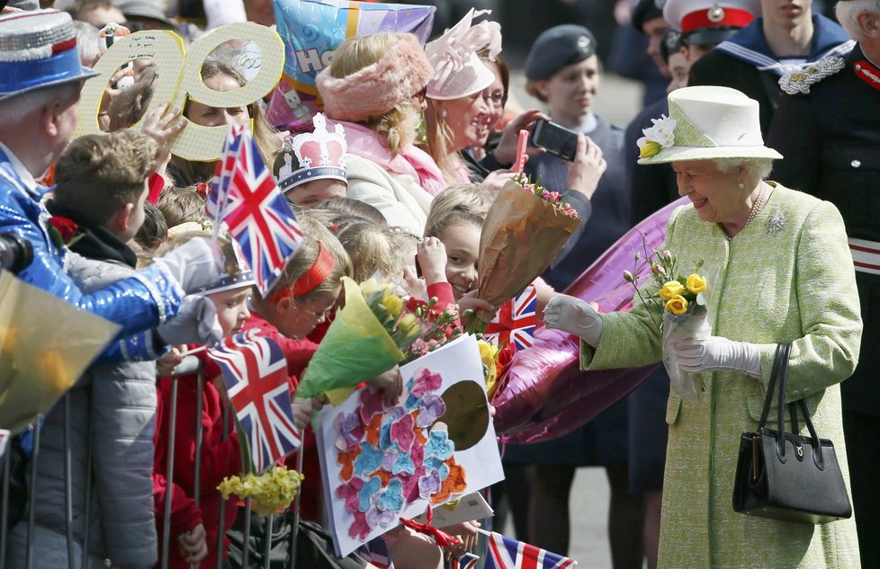 Britská královna Alžběta II.: Odhalila plaketu stezky u Windsoru