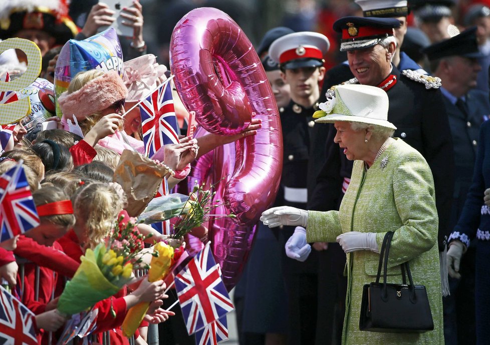 Britská královna Alžběta II.: Odhalila plaketu stezky u Windsoru.