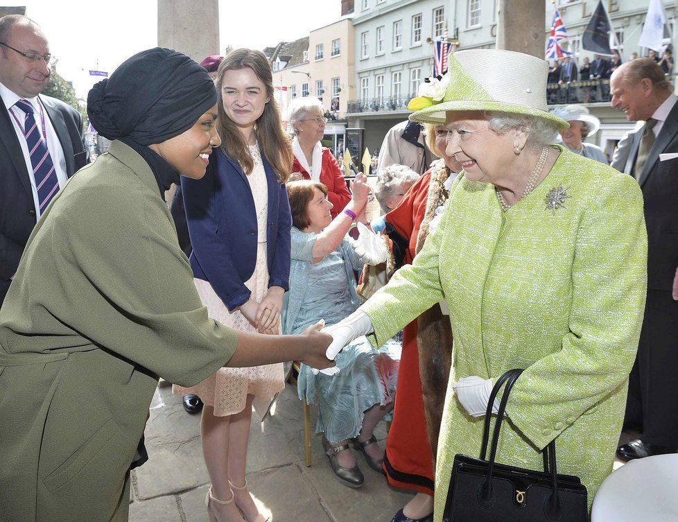 Britská královna Alžběta II.: Odhalila plaketu stezky u Windsoru.