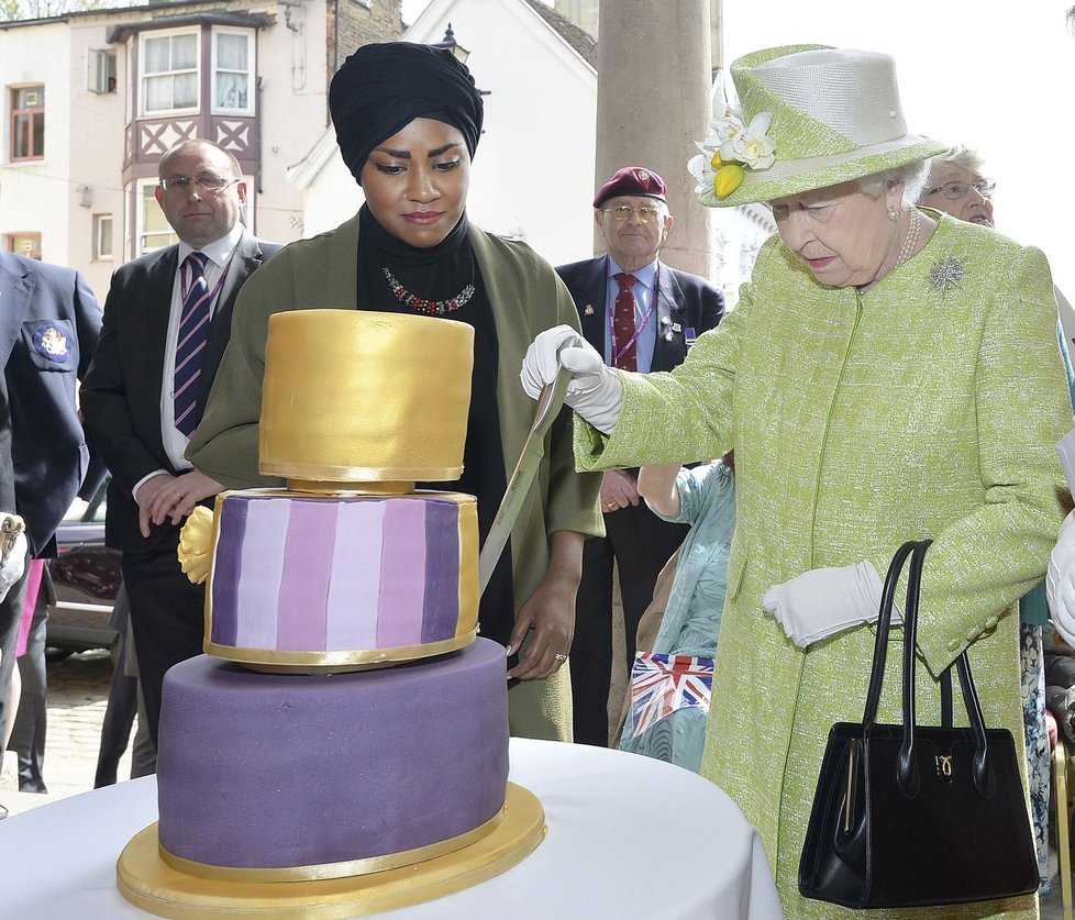 Britská královna Alžběta II.: Odhalila plaketu stezky u Windsoru.