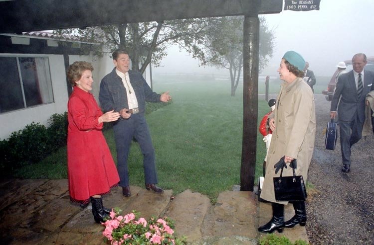 Alžběta s Philipem na ranči Ronalda a Nancy Reaganových v Kalifornii (1. 3. 1983).