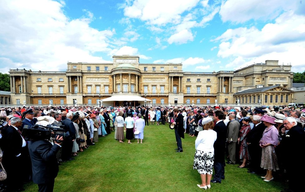 Alžběta II. za dobu svého kralování pořádala už bezpočet zahradních slavností. Tahle se konala v zahradách Buckinghamského paláce v srpnu 2008.