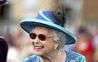 Královna Alžběta II. nosila brýle kvůli šedému zákalu.