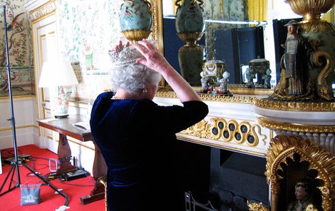 Královna se upravuje před zrcadlem. „Nemám tu korunu nakřivo?“ je její hlavní starost. Fakt, že se jedná o diamantový diadém nedozírné hodnoty původně vytvořený pro krále Jiřího IV. (1762 – 1830), jde v tu chvíli úplně stranou.