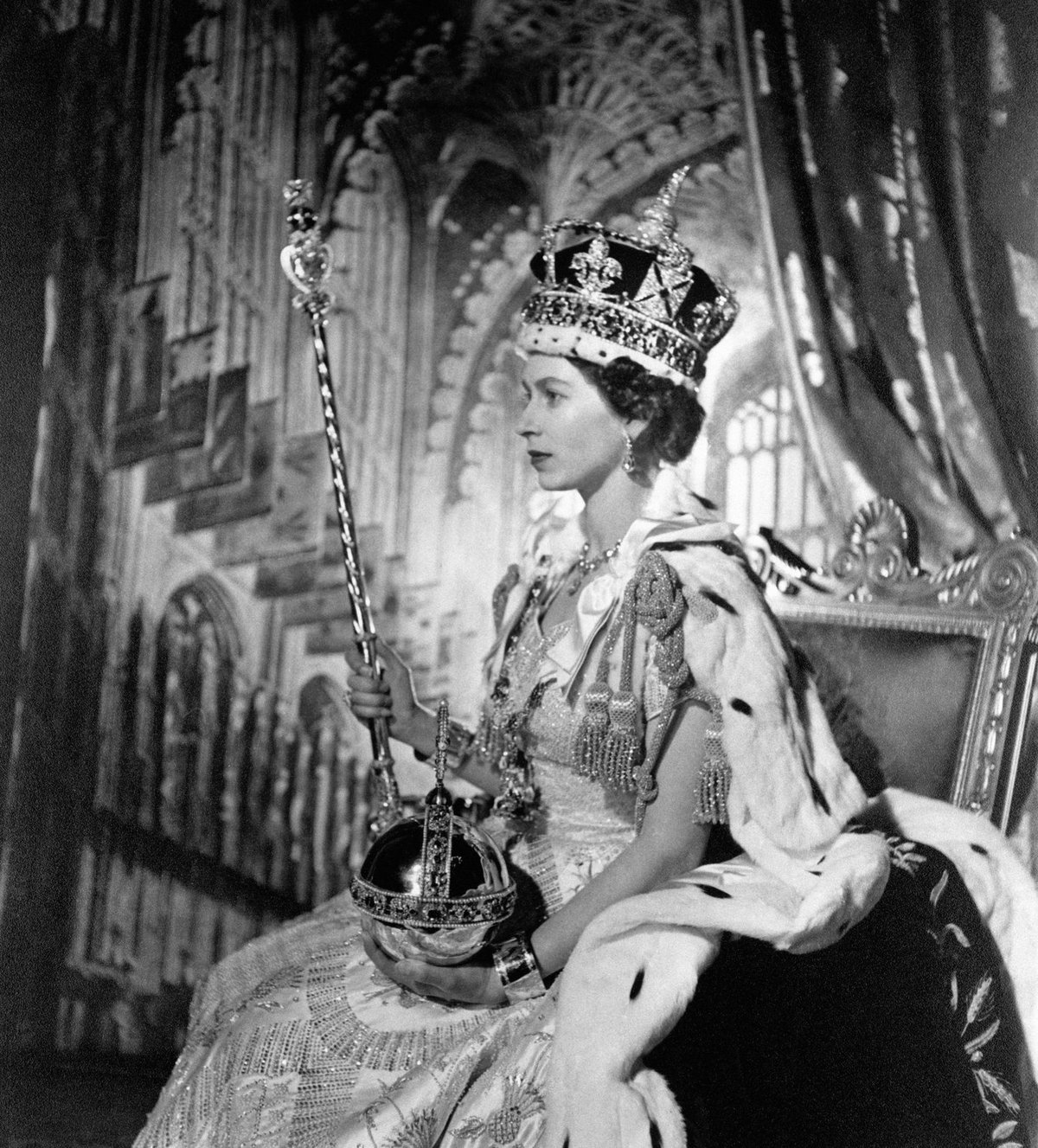 Královna po své korunovaci v roce 1953.