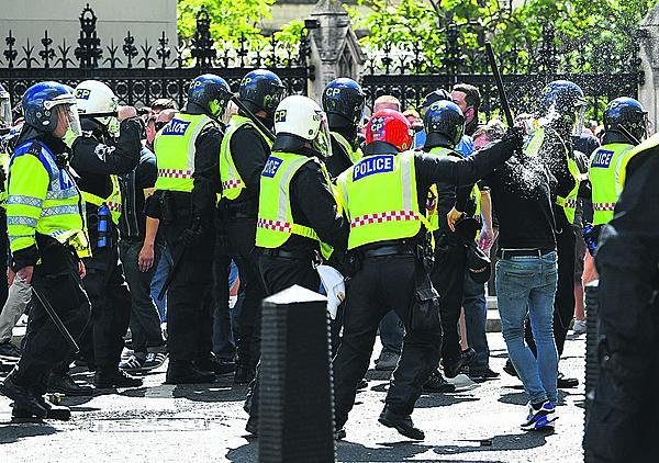  Původně pokojné demonstrace nakonec skončily násilně.