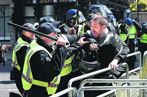 Původně pokojné demonstrace nakonec skončily násilně.