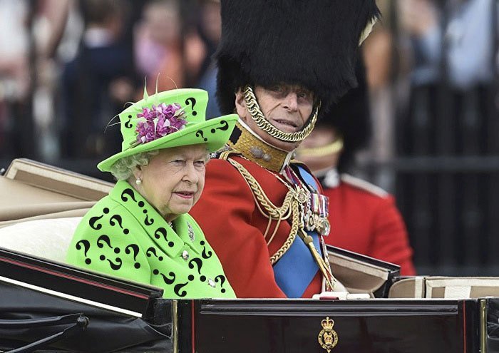 Královna Alžběta II. cílem internetových vtipálků