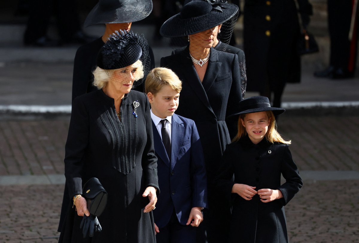 Pohřeb královny Alžběty II. - královna manželka Camilla, Kate Middleton, princ George a princezna Charlotte