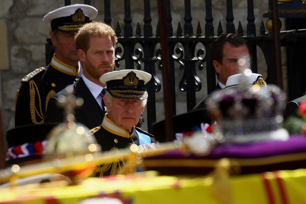Pohřeb královny Alžběty II. - král Karel III. a princ Harry