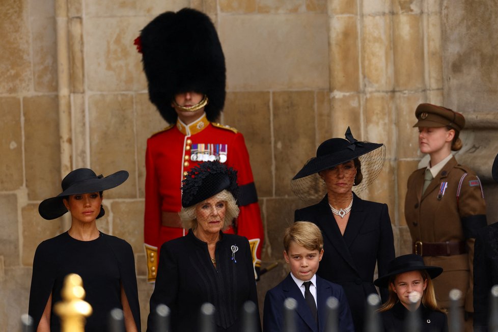 Pohřeb královny Alžběty II. - Meghan Markle, královna Camilla, princátka George a Charlotte a Kate Middletonová