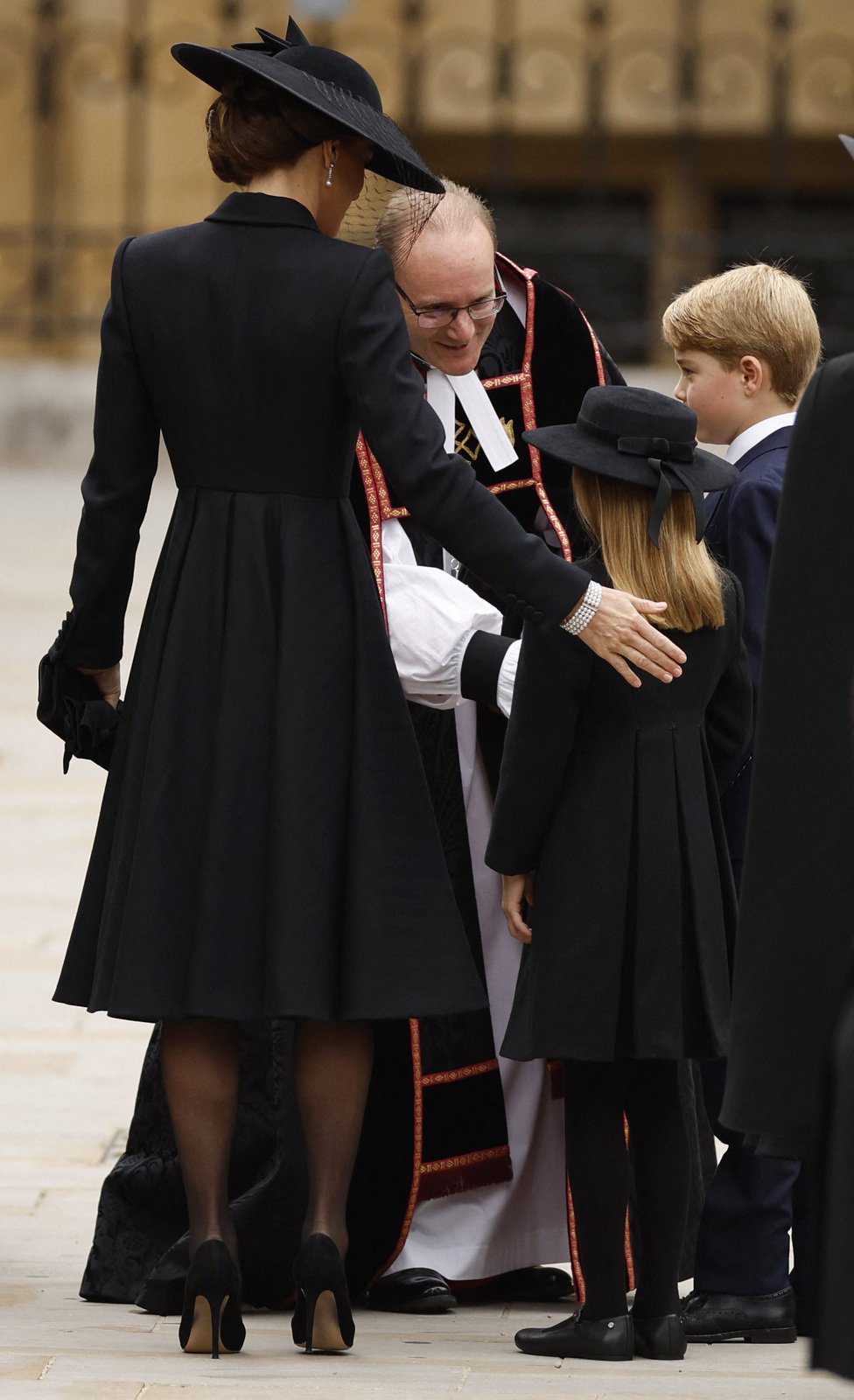 Pohřeb královny Alžběty II. - Kate s dětmi a reverendem