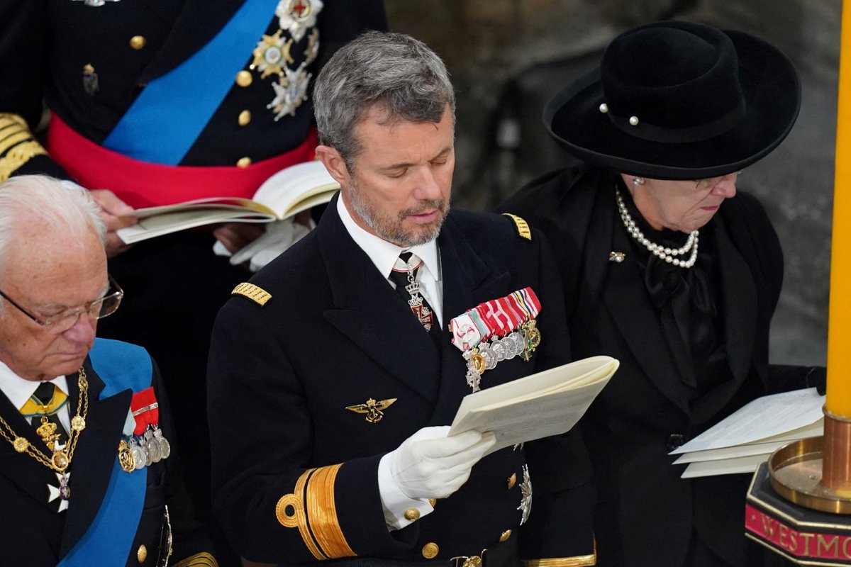 Švédský král Karel XVI. Gustav a dánská královna Markéta II. na pohřbu královny Alžběty II.