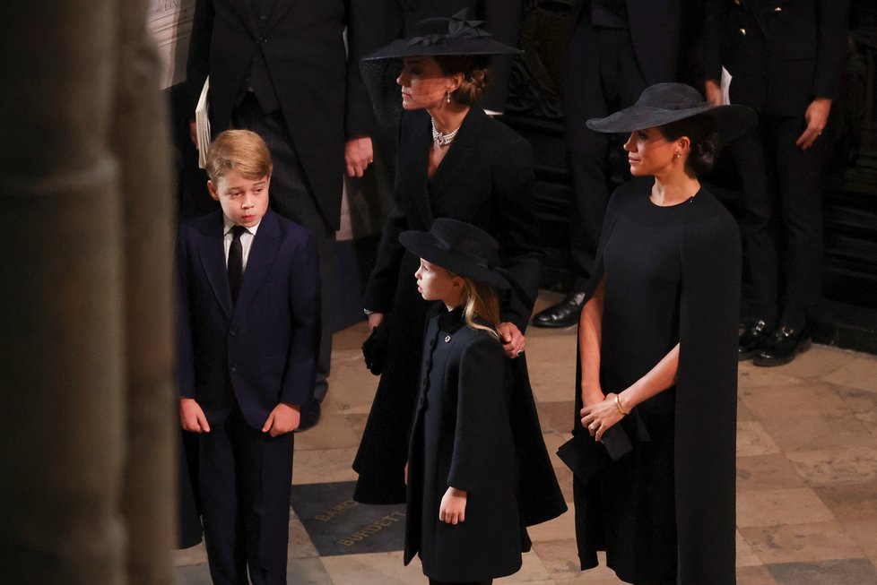 Pohřeb královny Alžběty II. - princ George, princezna Charlotte, Kate Middleton a Meghan Markle
