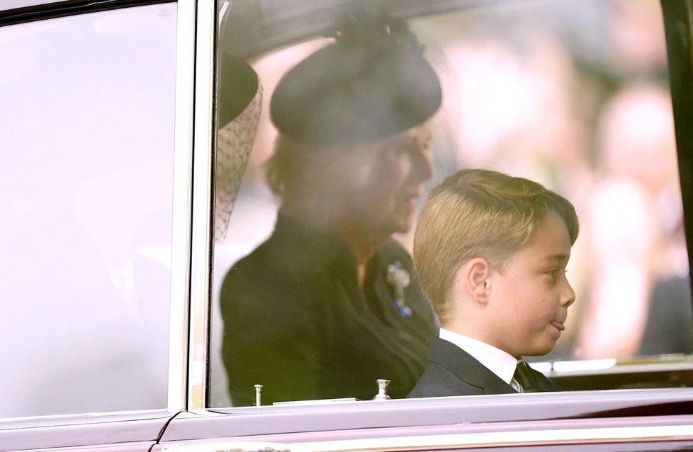 Pohřeb královny Alžběty II. - princ George s Camillou