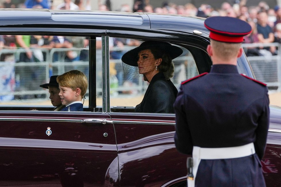 Pohřeb Alžběty II. - princ George a Kate Middleton