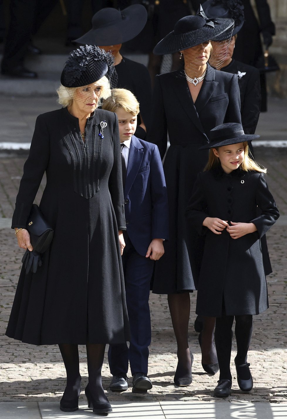 Pohřeb královny Alžběty II. - Camilla, Kate a Charlotte s Georgem