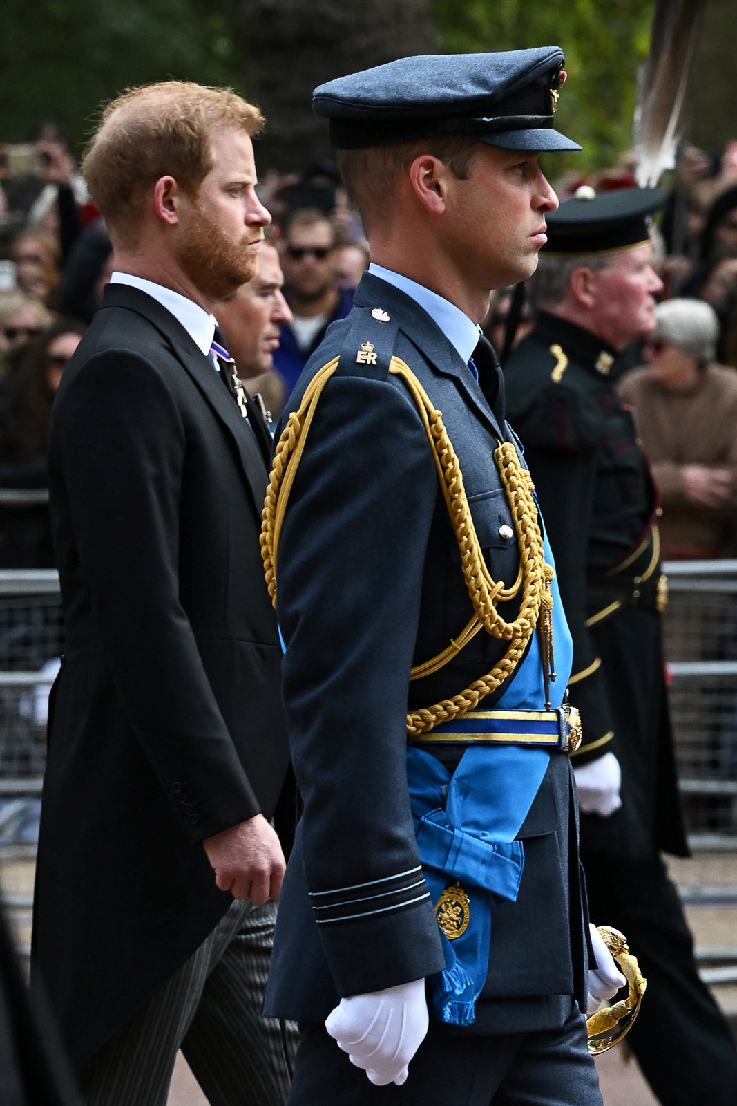 Pohřeb královny Alžběty II. - princ Harry s princem Williamem