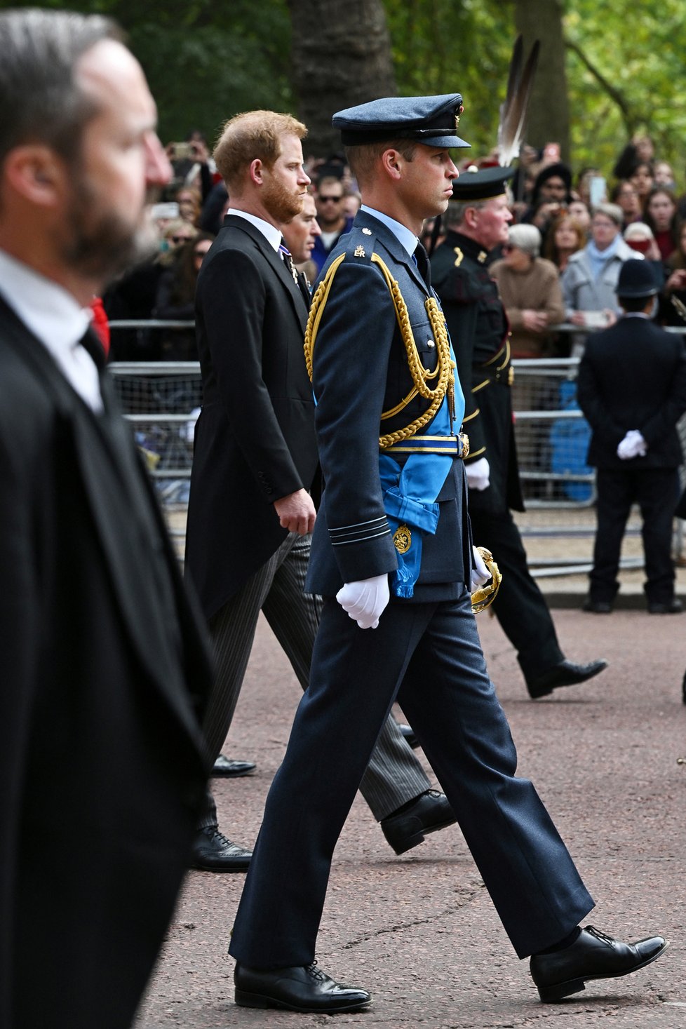 Pohřeb královny Alžběty II. - princ Harry s princem Williamem