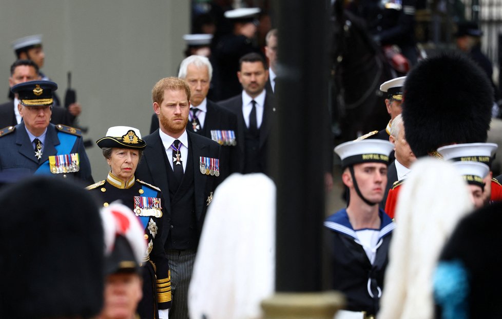 Pohřeb královny Alžběty II. - princ Harry a princezna Anna