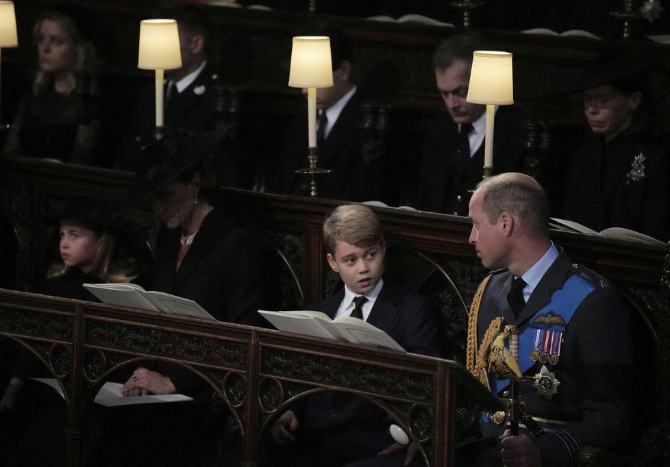 Pohřeb královny Alžběty II. - princ William s Georgem
