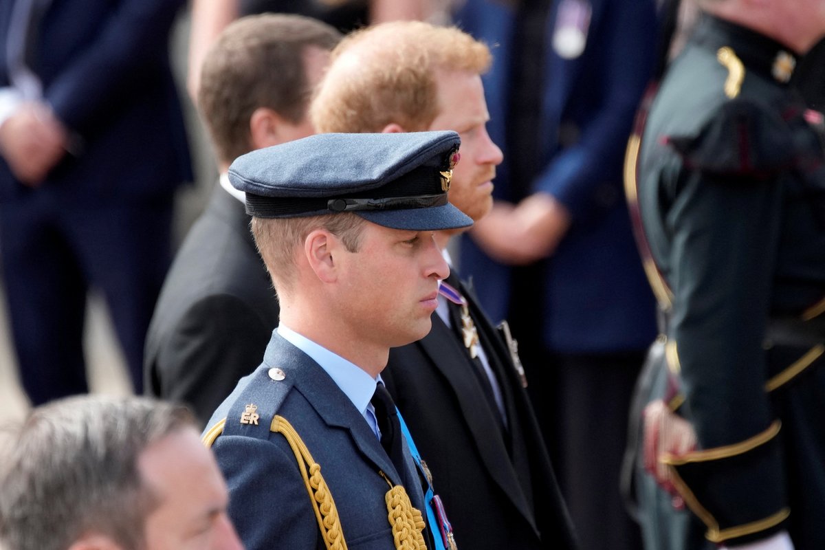 Pohřeb královny Alžběty II. - princ Harry s princem Williamem