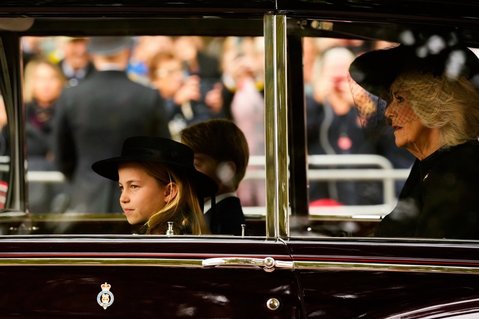 Pohřeb královny Alžběty II. - princezna Charlotte s Camillou