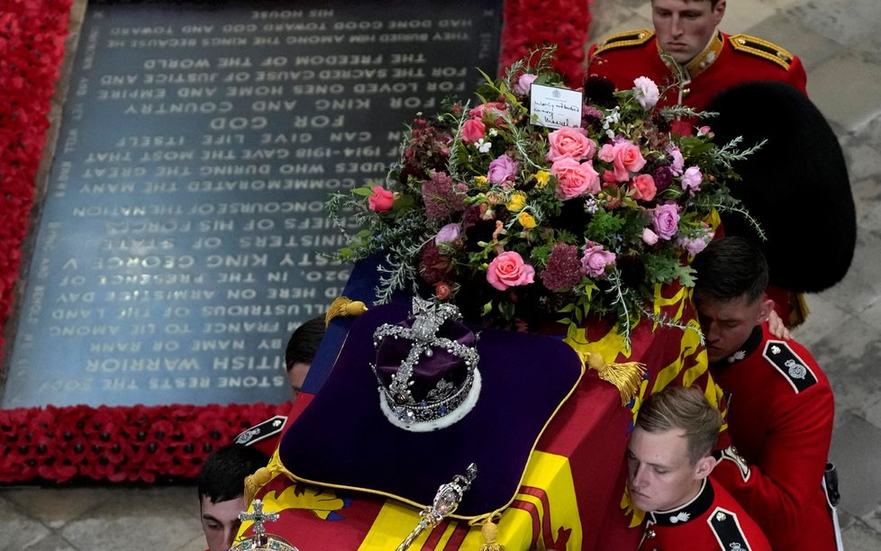Pohřeb královny Alžběty II.: Její rakev konečně uložena na piedestalu