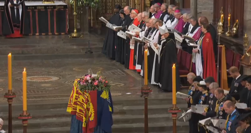 Začátek pohřebního ceremoniálu u rakve Alžběty II.