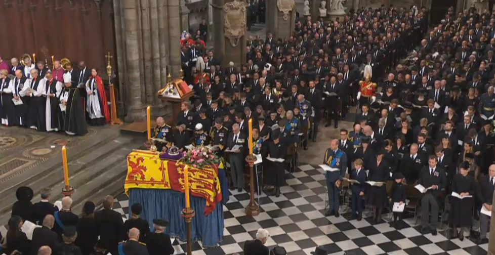 Začátek pohřebního ceremoniálu u rakve Alžběty II.