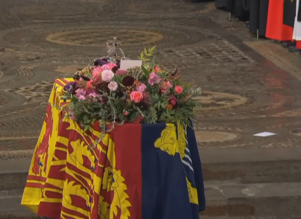 Začátek pohřebního ceremoniálu u rakve Alžběty II.
