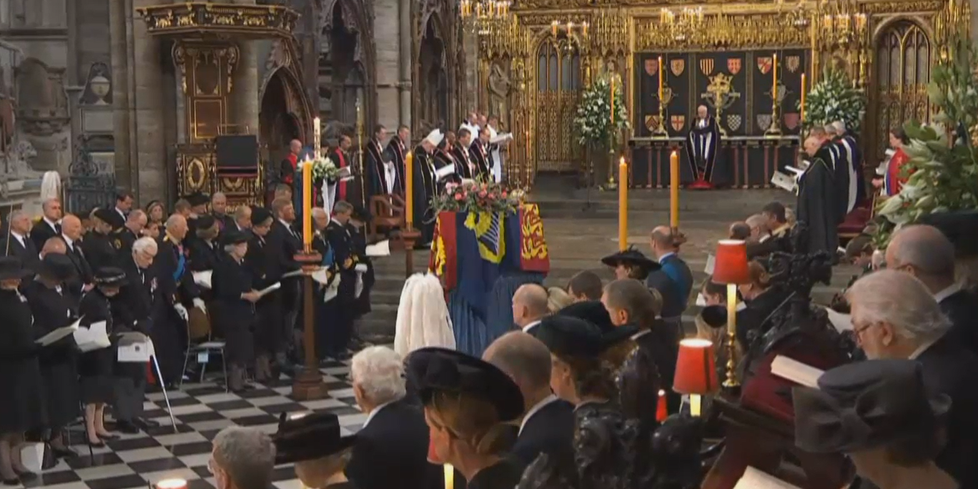 Začátek pohřebního ceremoniálu Alžběty II.