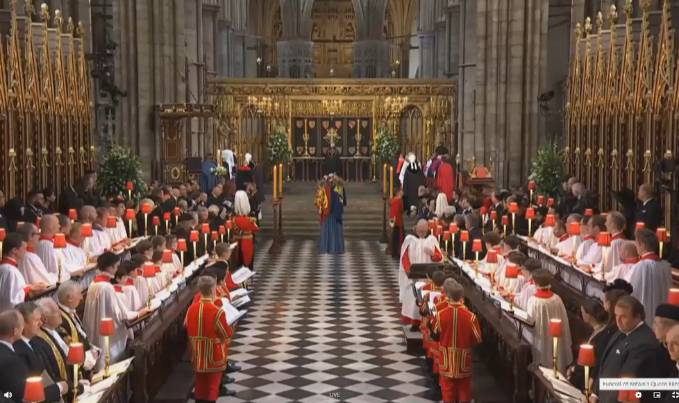 Začátek pohřebního ceremoniálu Alžběty II.